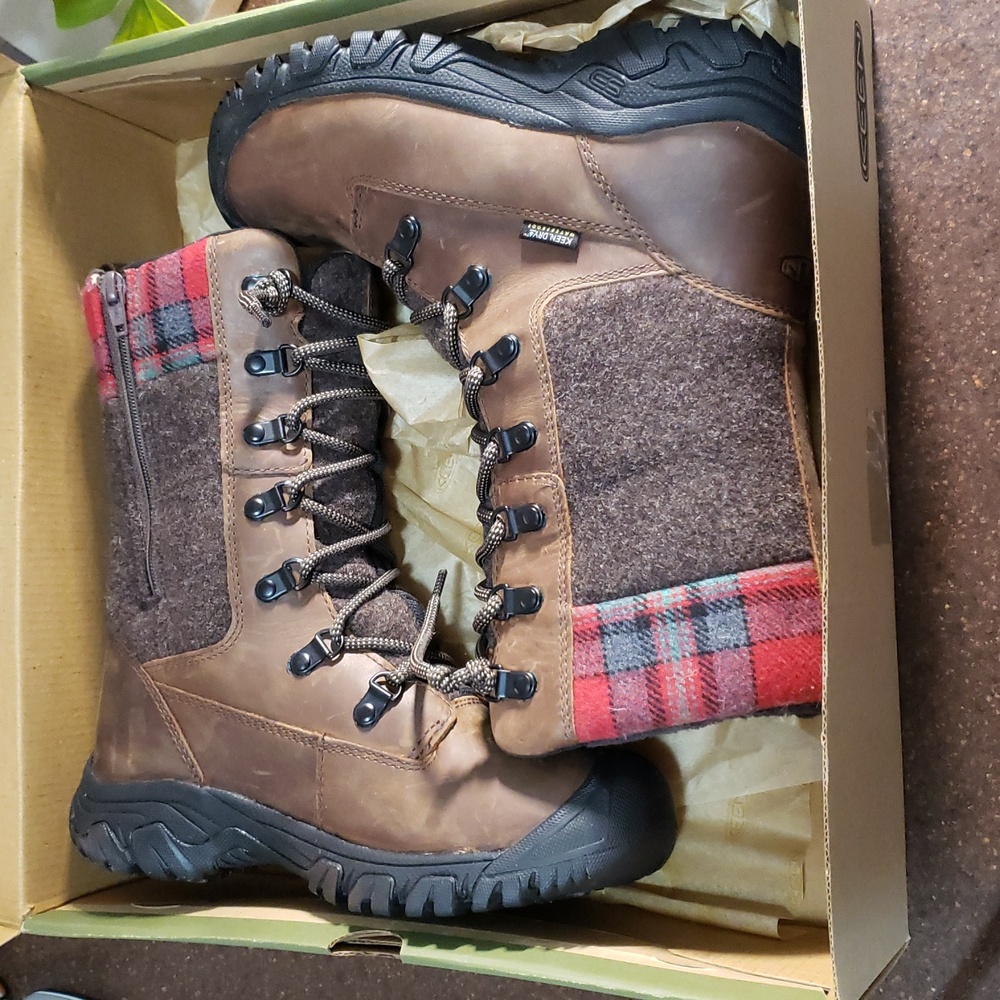 KEEN Woman's Boots KEEN Greta Plaid Tall Boot Waterproof. Size 6. - Picture 14 of 14